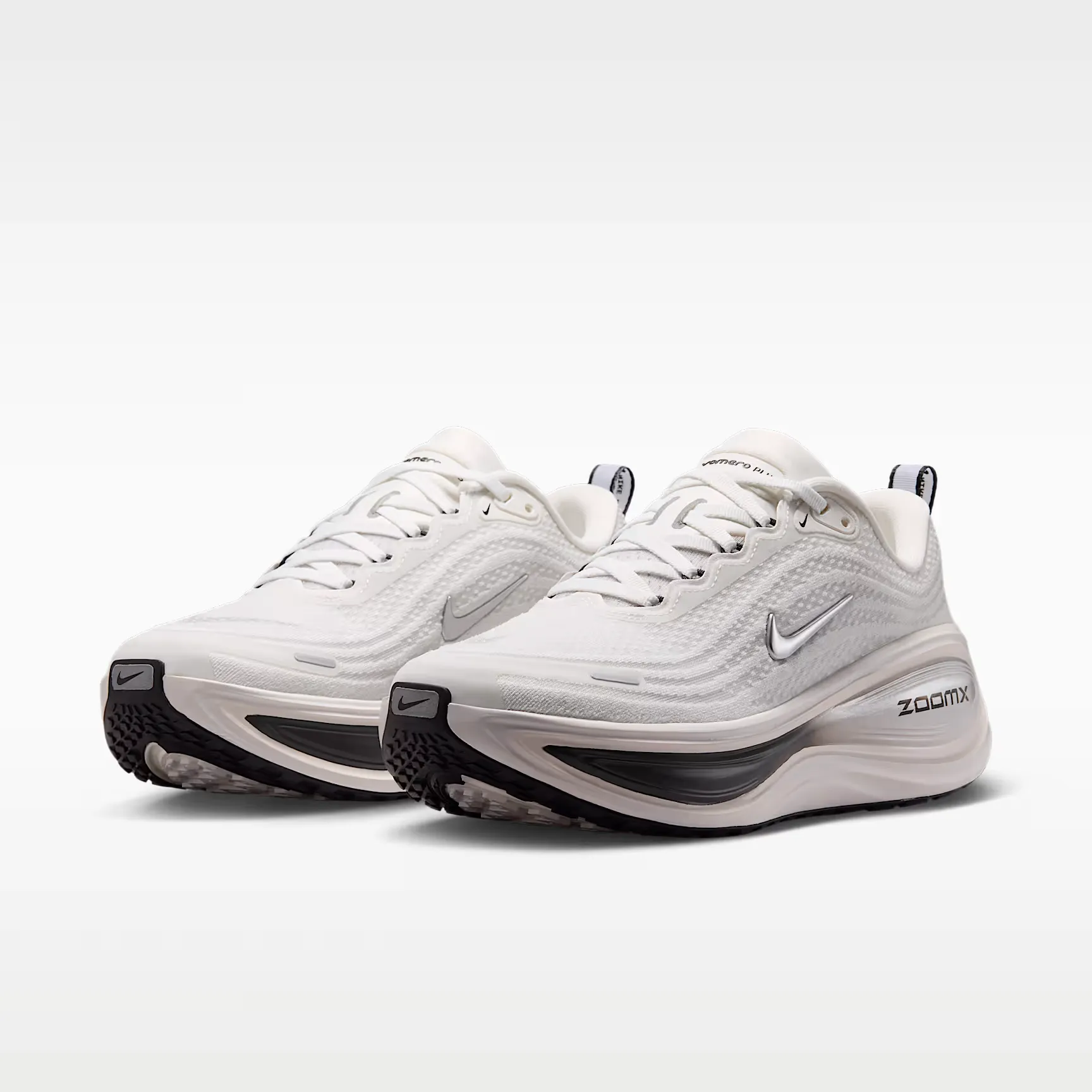 000000_Nike-Vomero-Plus-WMNS_Summit-White-Metallic-Silver_IO9916-101_img4