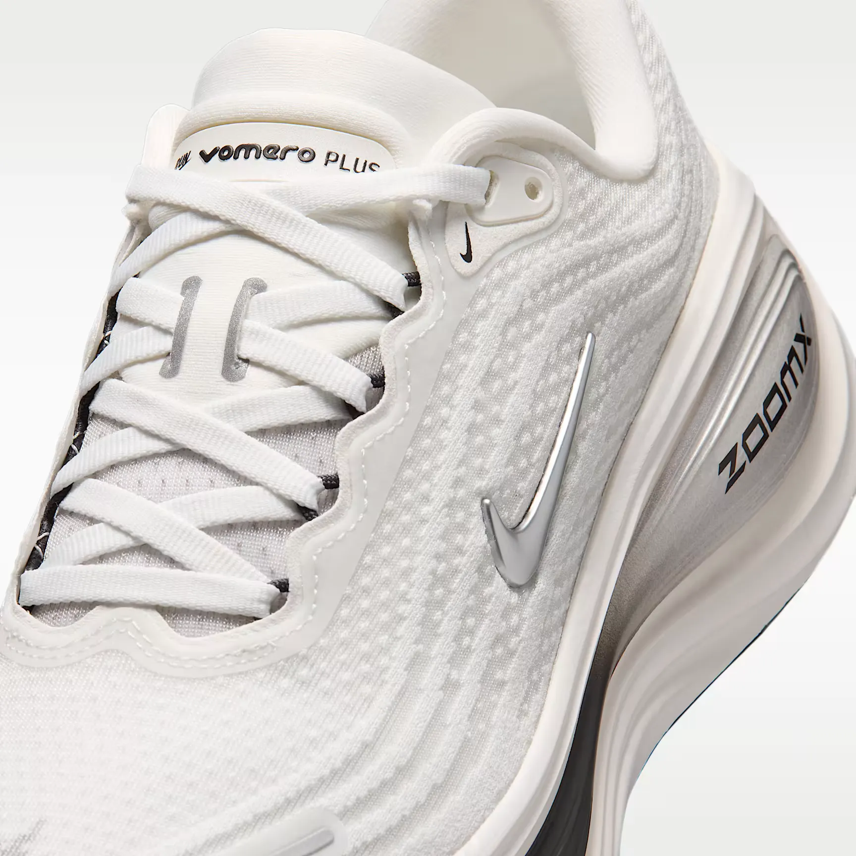 000000_Nike-Vomero-Plus-WMNS_Summit-White-Metallic-Silver_IO9916-101_img6