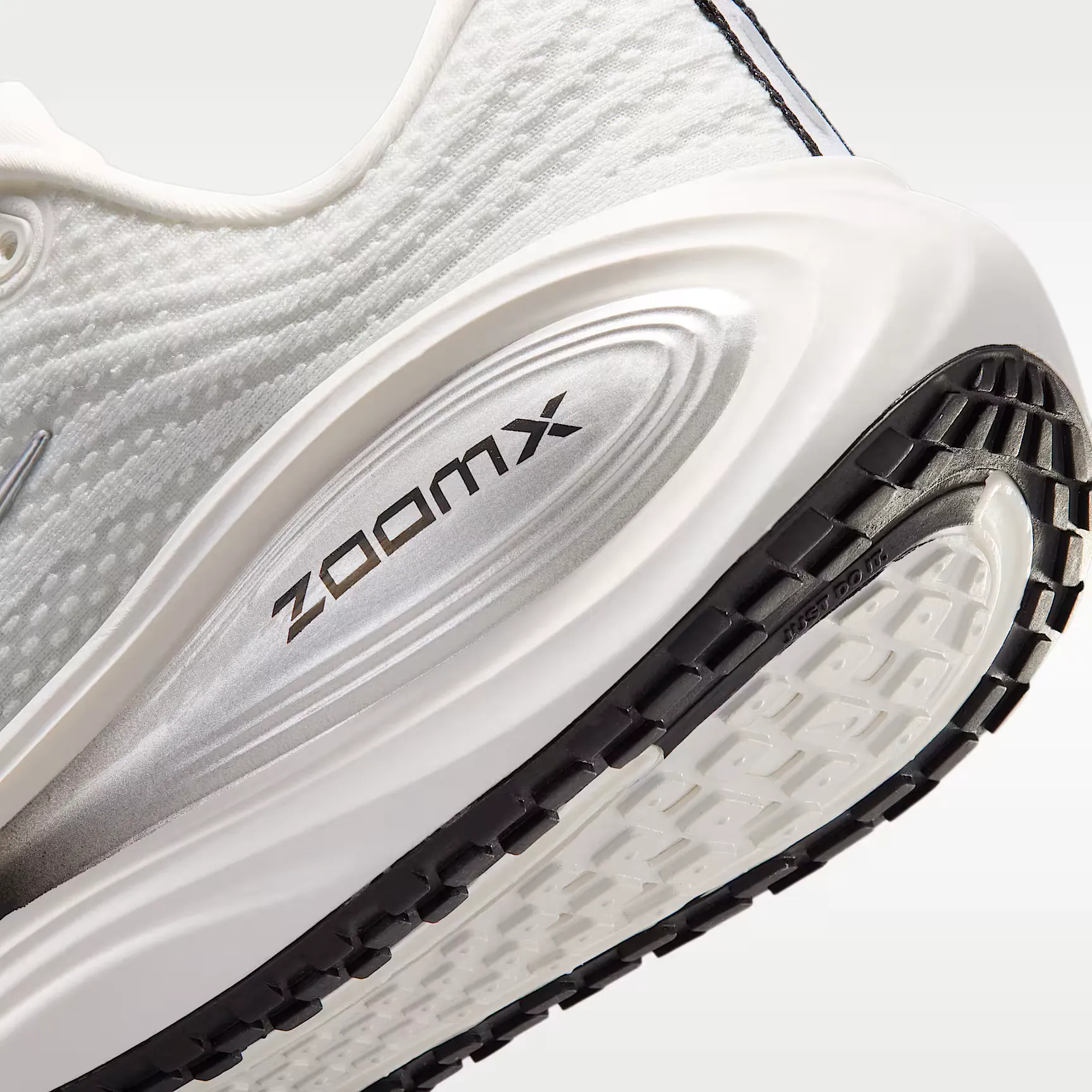 000000_Nike-Vomero-Plus-WMNS_Summit-White-Metallic-Silver_IO9916-101_img7