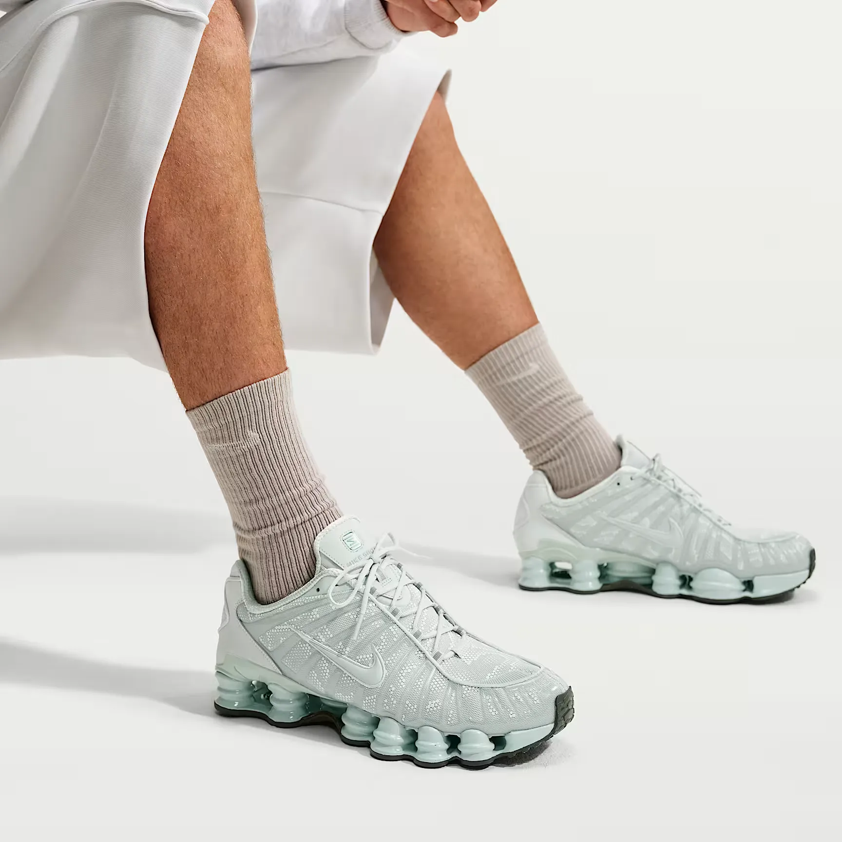 000000_Nike-Shox-TL_Light-Silver-Newsprint_IM4687-002_img8