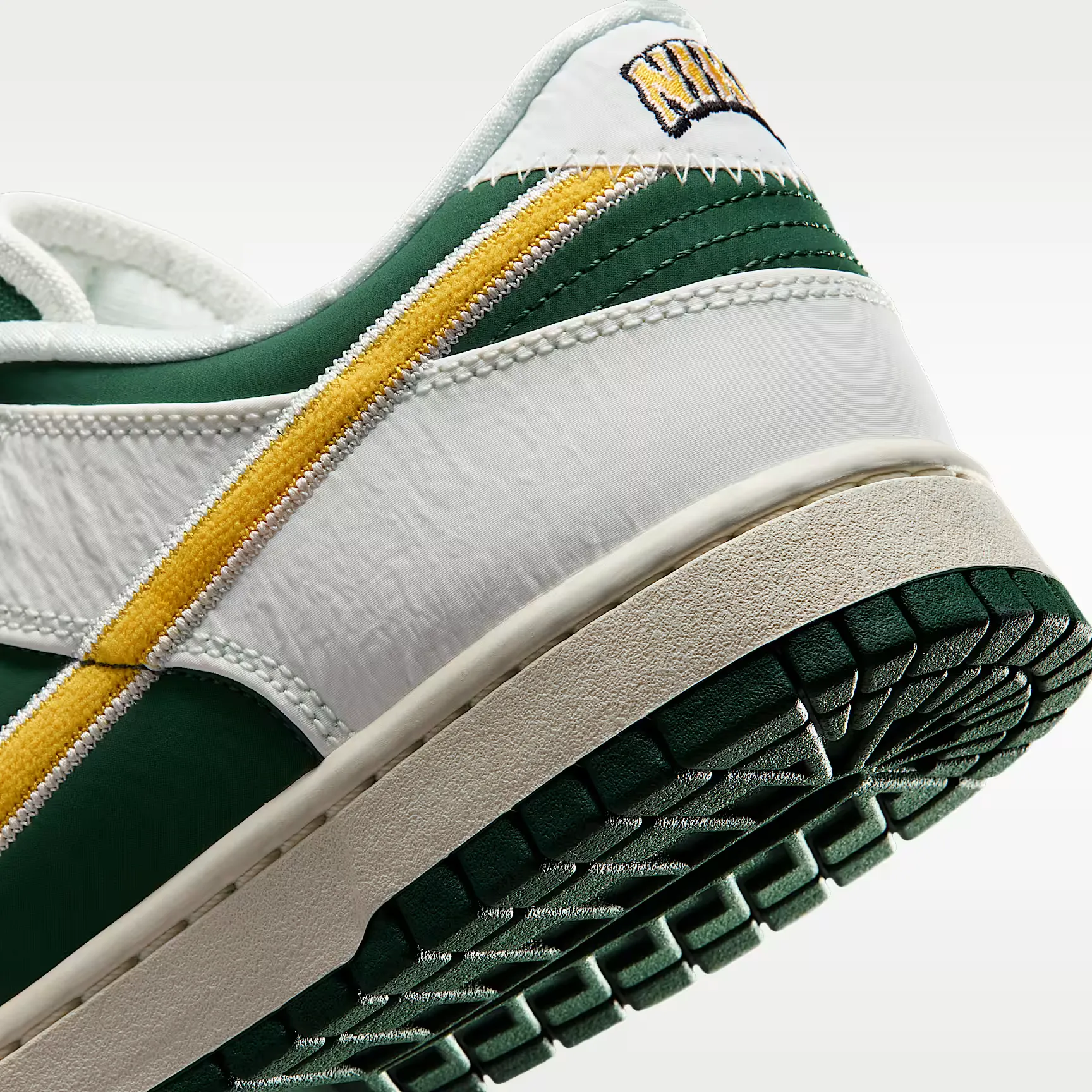 000000_Nike-Dunk-Low_Varsity-Jacket_IM4413-100_img7