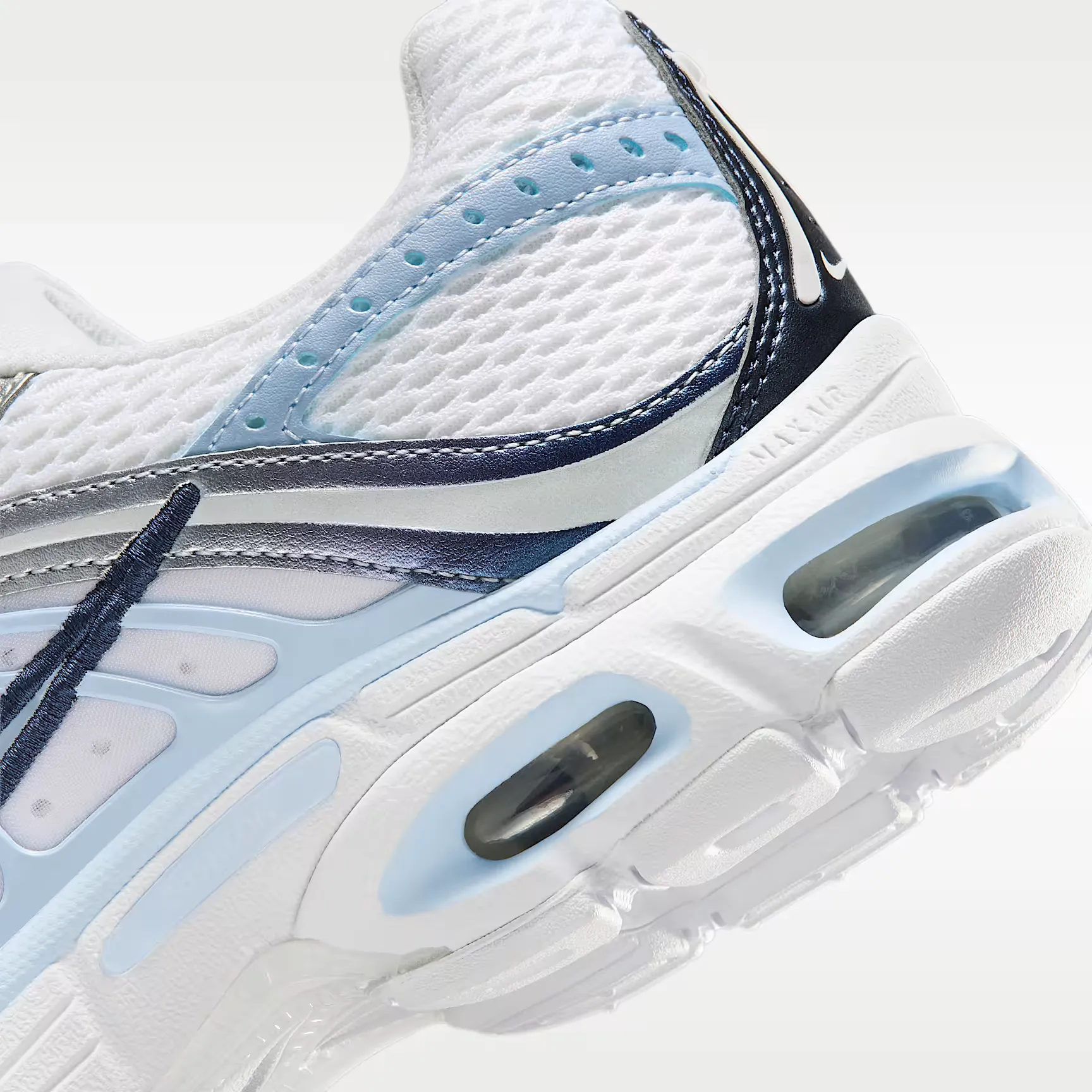 000000_Nike-Air-Max-Moto-2K-WMNS_White-Metallic-Silver_IH7803-100_img7