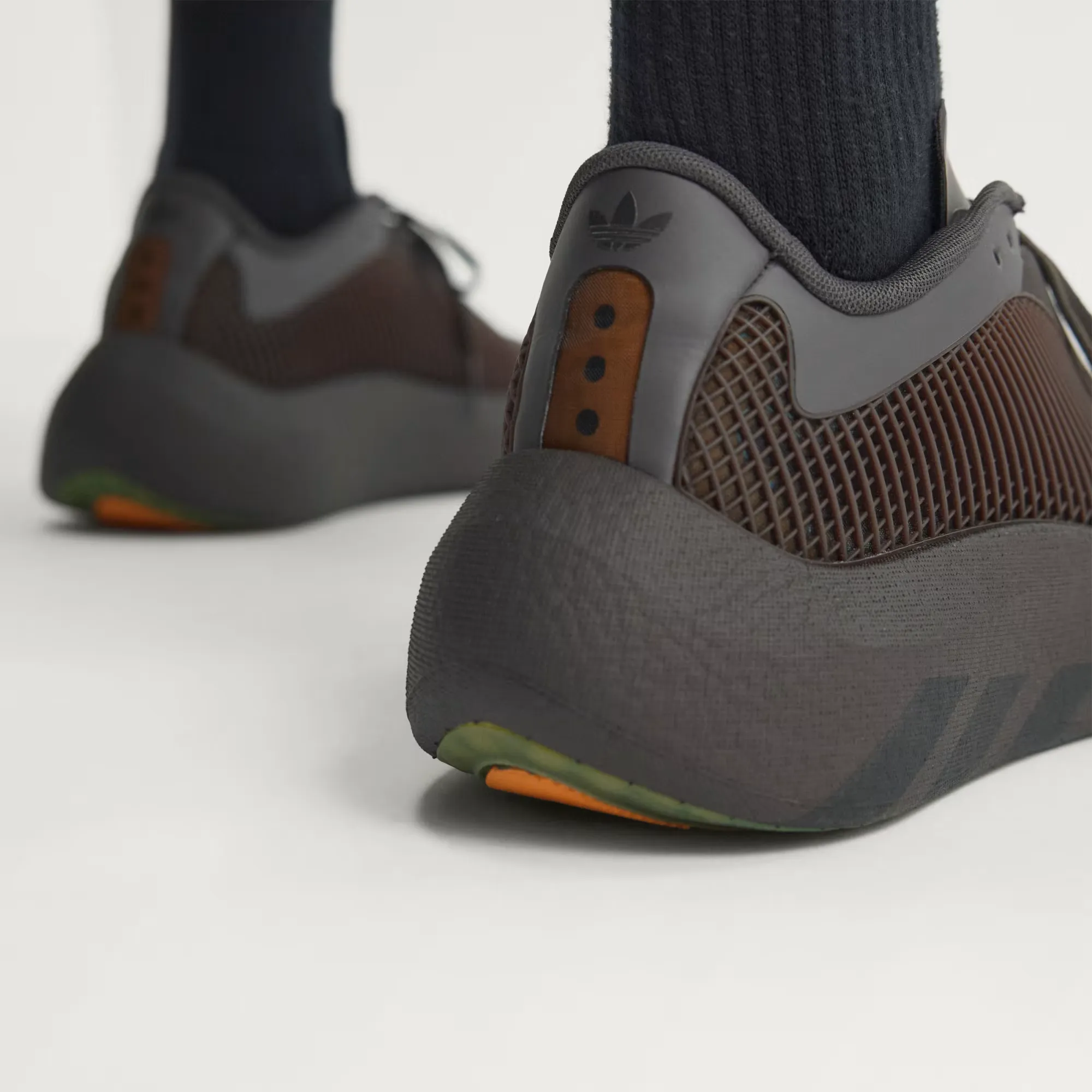 000000_adidas-Hyperboost-EPHR_Night-Brown-Utility-Black_LA5973_img8