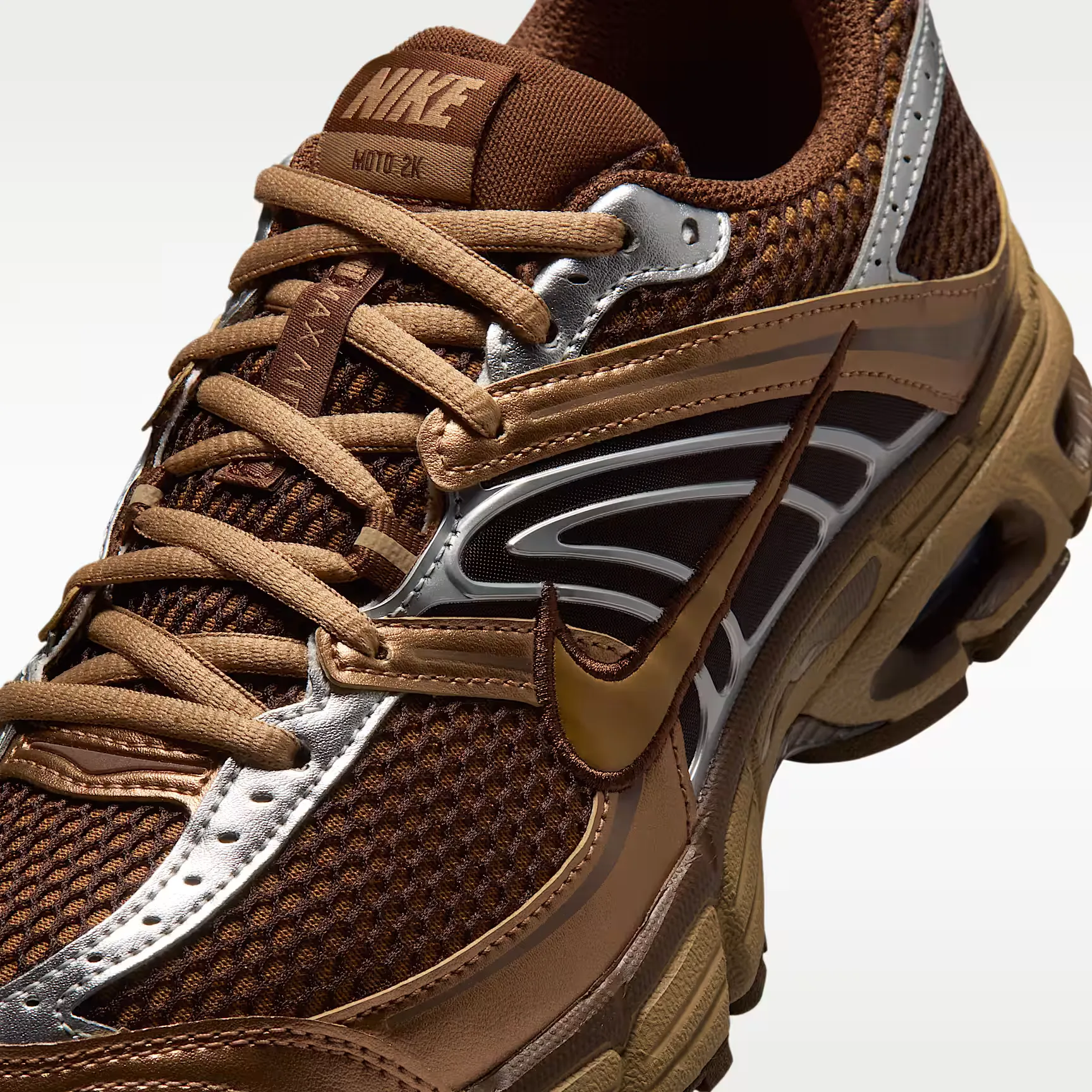 000000_Nike-Air-Max-Moto-2K-WMNS_Light-British-Tan-Cacao-Wow_HQ2056-202_img6