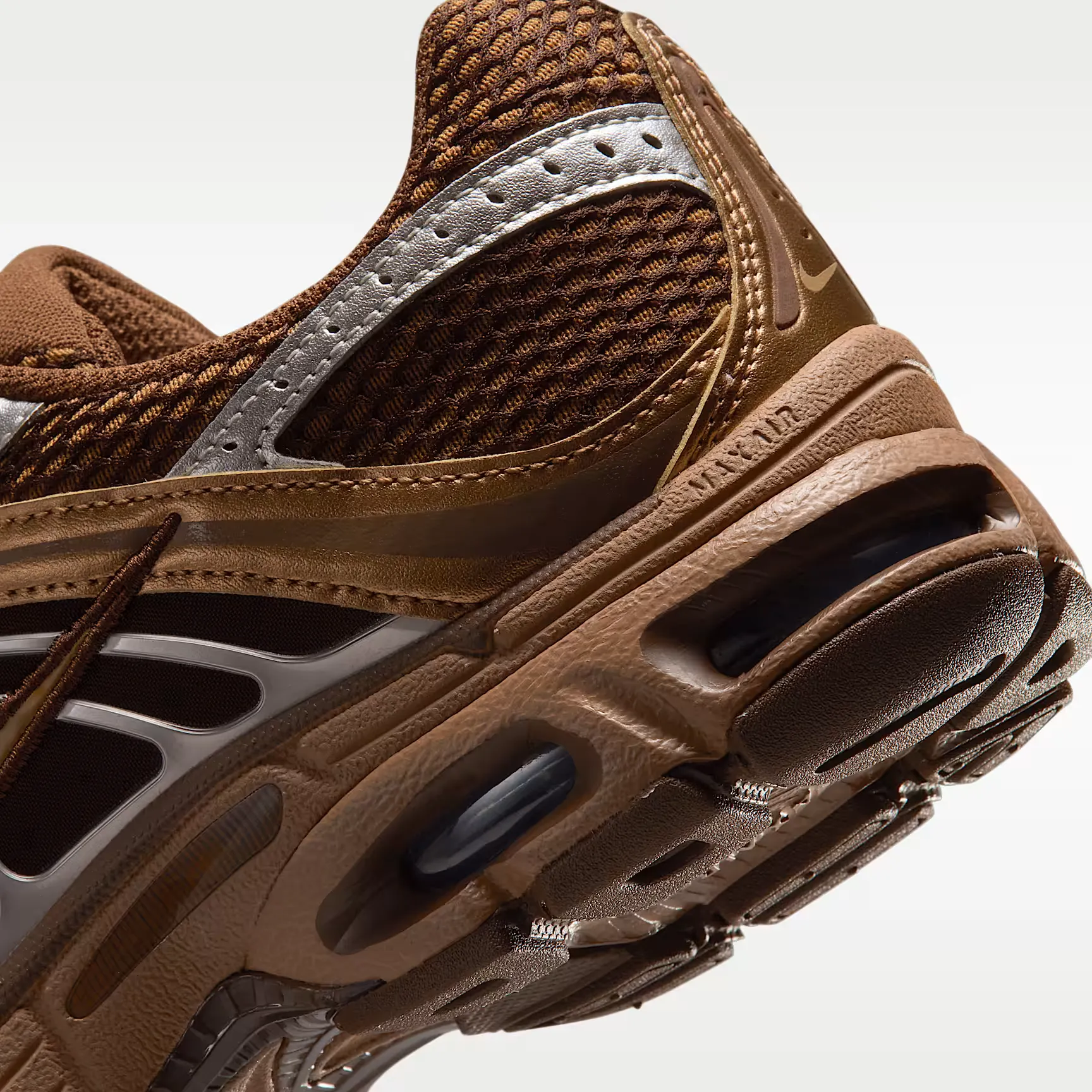 000000_Nike-Air-Max-Moto-2K-WMNS_Light-British-Tan-Cacao-Wow_HQ2056-202_img7
