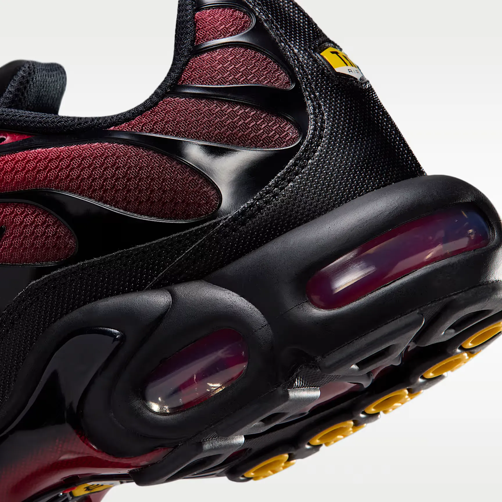 000000_Nike-Air-Max-Plus_Tough-Red-Black_DM0032-601_img7
