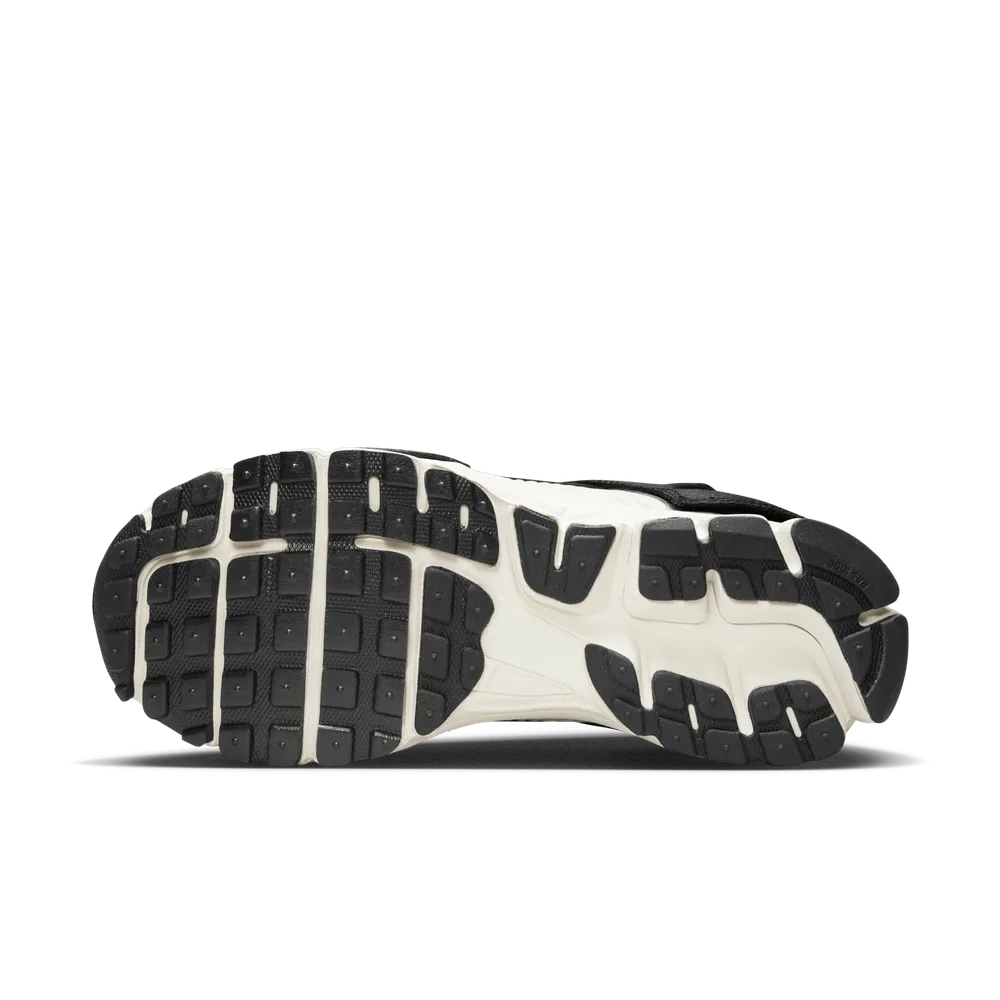 2F3133_Nike-Zoom-Vomero-5_TIMELESS_FJ5474-133_img1