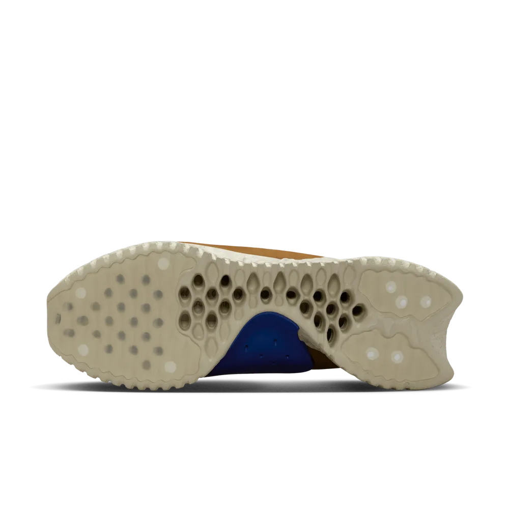 764F28_UNDERCOVER-x-Nike-Moc-Flow-SP_ALE-BROWN_DV5593-201_img1