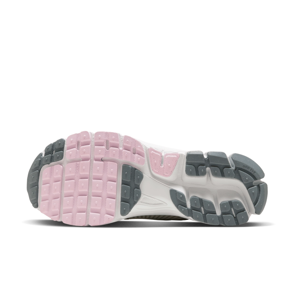 E3B6BF_Nike-Zoom-Vomero-5_White-Pink_FN3695-001_img1