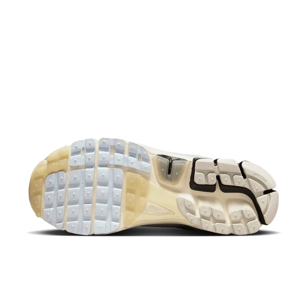 000000_Nike-Zoom-Vomero-5_SUPERSONIC_FN7649-110_img1