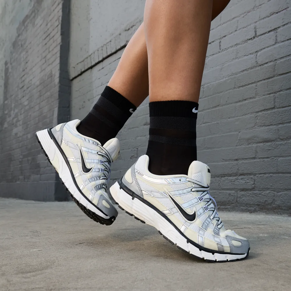909497_Nike-P-6000-WMNS_COCONUT-MILK-METALLIC-SILVER_FV6603-100_img1