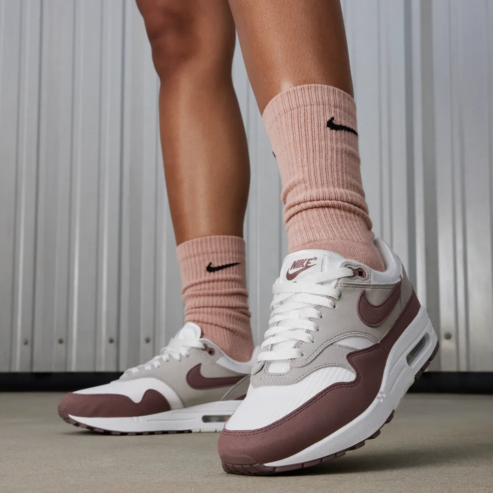 7C5C5F_Nike-Air-Max-1-WMNS_SMOKEY-MAUVE_DZ2628-104_img1