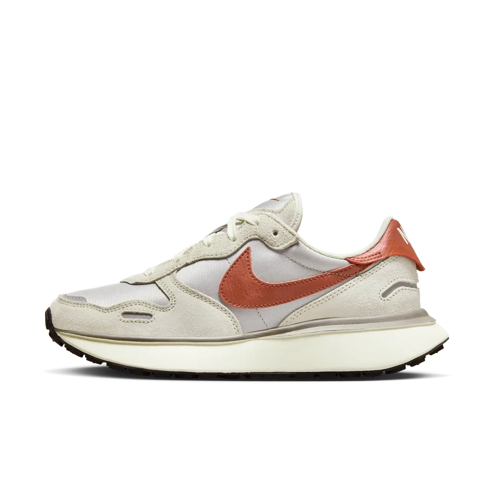 702822_Nike-WMNS-Phoenix-Waffle_Light-Bone-Rugged-Orange_FD2196-001_img0