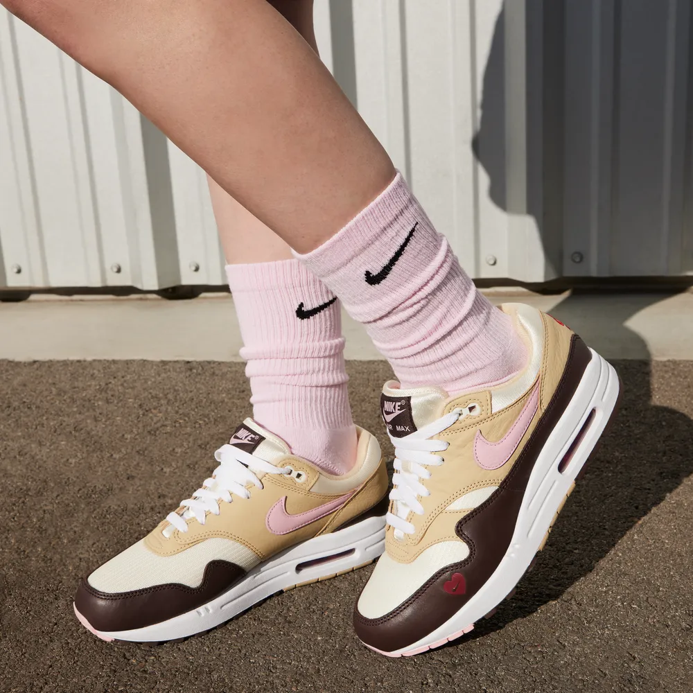 57413F_Nike-Air-Max-1-WMNS_VALENTINE'S-DAY_FZ4346-200_img2