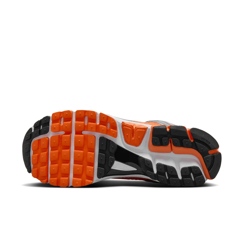E16431_Nike-Zoom-Vomero-5_PLATINUM-TINT-SAFETY-ORANGE_FJ4151-002_img1