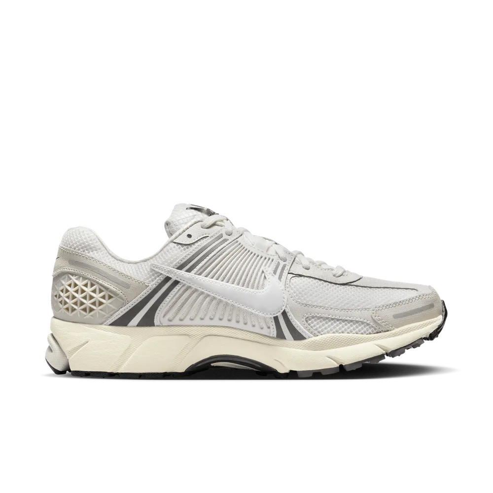 51504D_Nike-Zoom-Vomero-5_PLATINUM-TINT_HF0731-007_img2