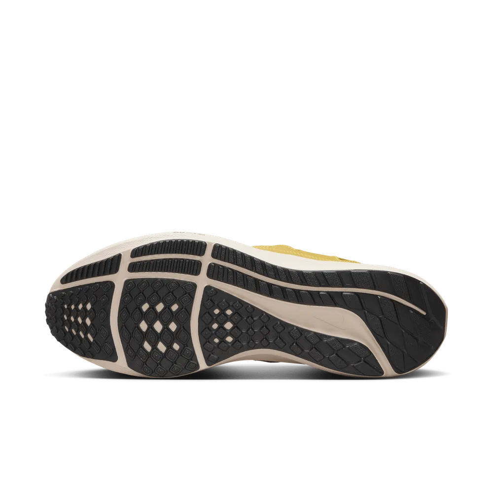 DBC066_Patta-Running-Team-x-Nike-Air-Huarache-Plus_SAFFRON-QUARTZ_FJ4201-300_img1