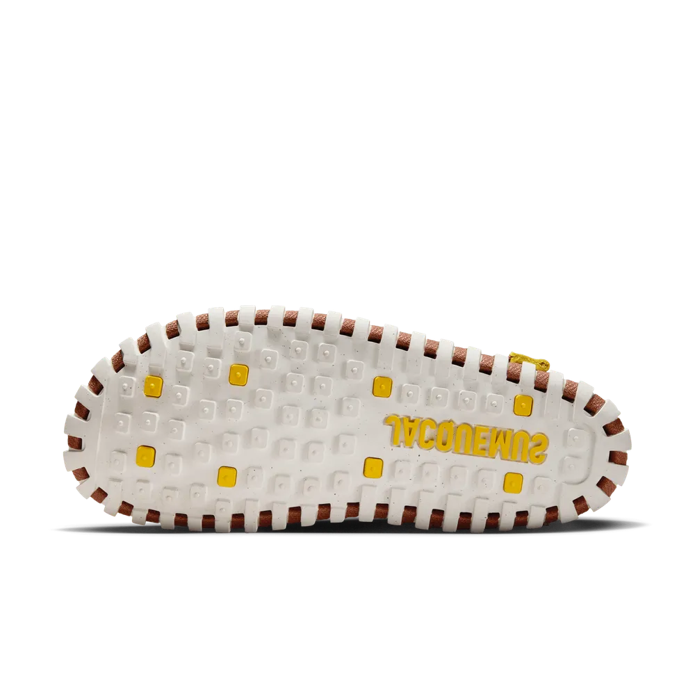 3B2725_Jacquemus-x-Nike-J-Force-1-Low-LX_EARTH-BROWN_DR0424-200_img1