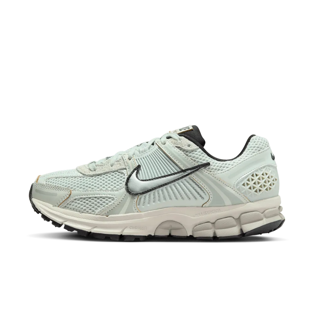 C3D2C3_Nike-Zoom-Vomero-5-WMNS_LIGHT-SILVER_FN6742-001_img0