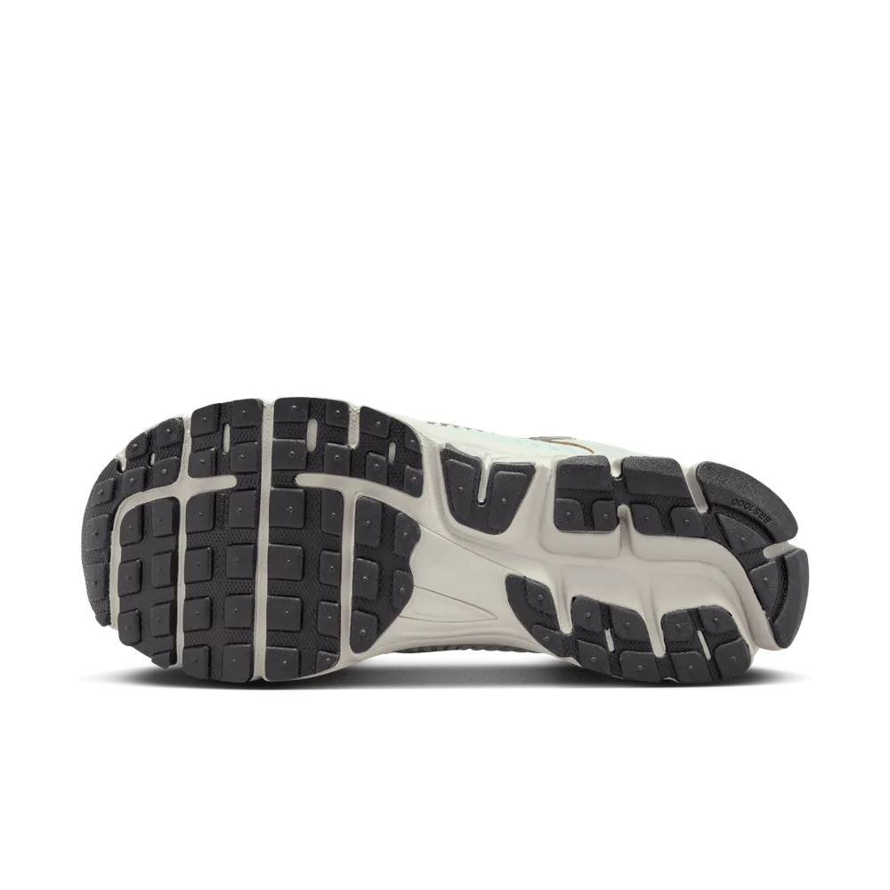 C3D2C3_Nike-Zoom-Vomero-5-WMNS_LIGHT-SILVER_FN6742-001_img1