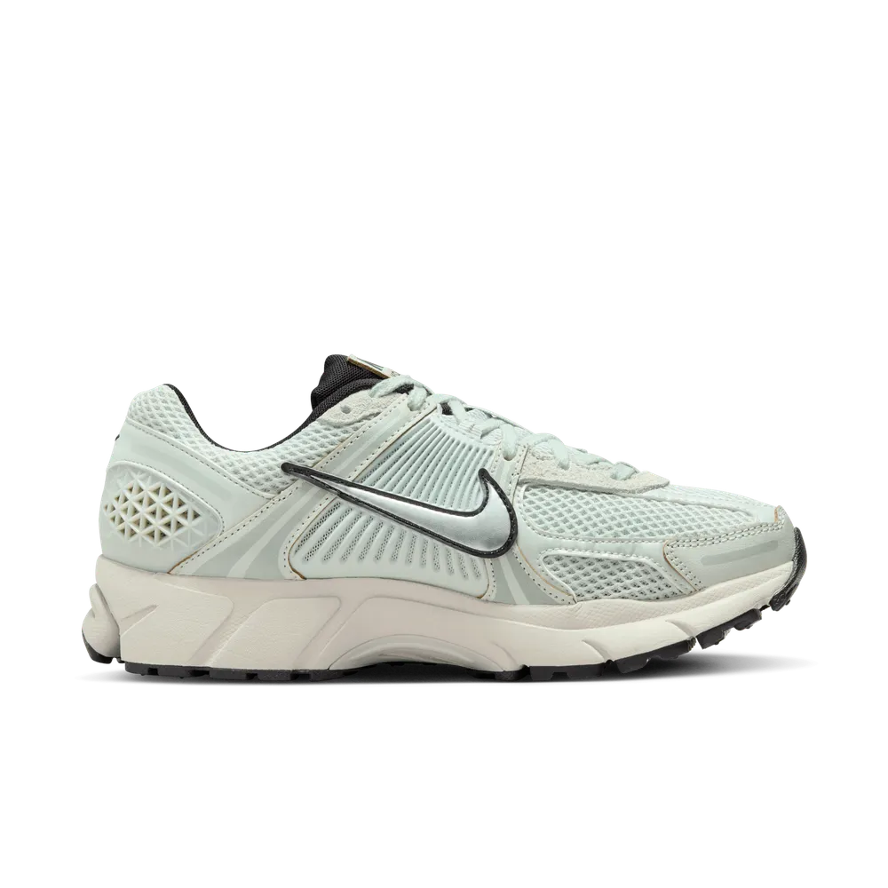 C3D2C3_Nike-Zoom-Vomero-5-WMNS_LIGHT-SILVER_FN6742-001_img2