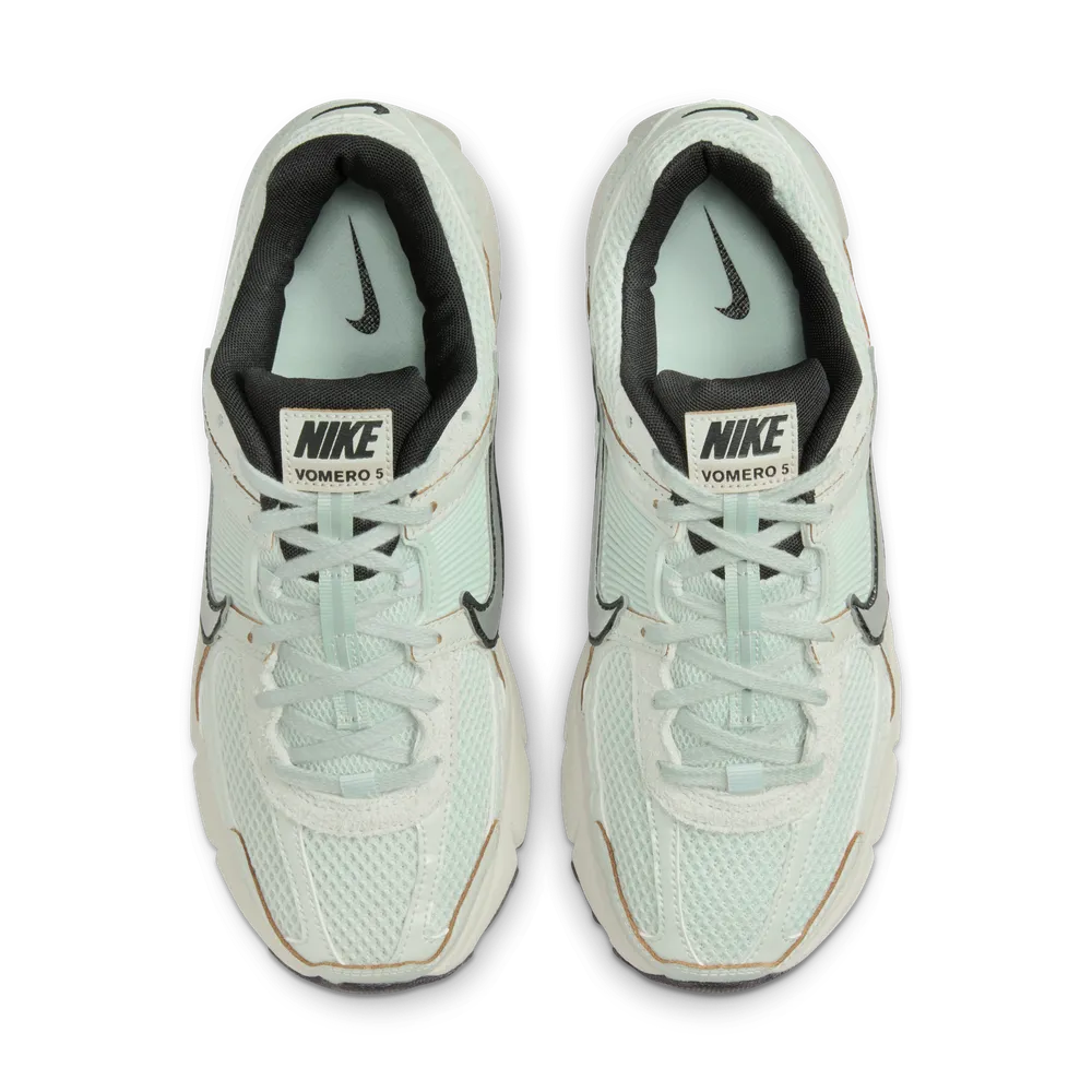 C3D2C3_Nike-Zoom-Vomero-5-WMNS_LIGHT-SILVER_FN6742-001_img3