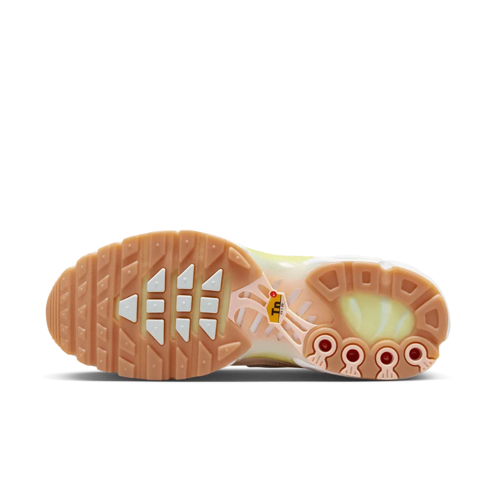 EED1C3_Nike-Air-Max-Plus-WMNS_CRIMSON-TINT_DZ3671-800_img1