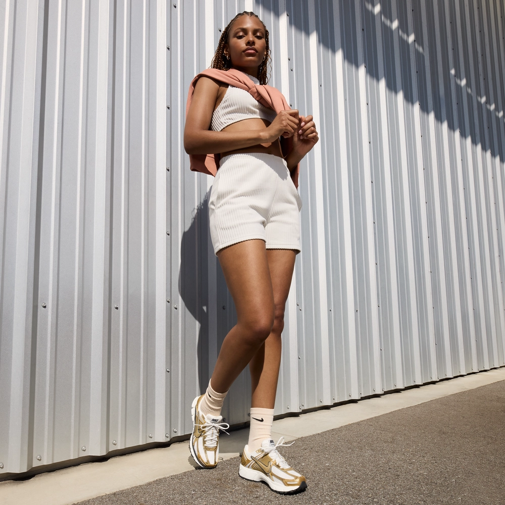 D3B077_Nike-Zoom-Vomero-5_METALLIC-GOLD_HF7723-001_img1