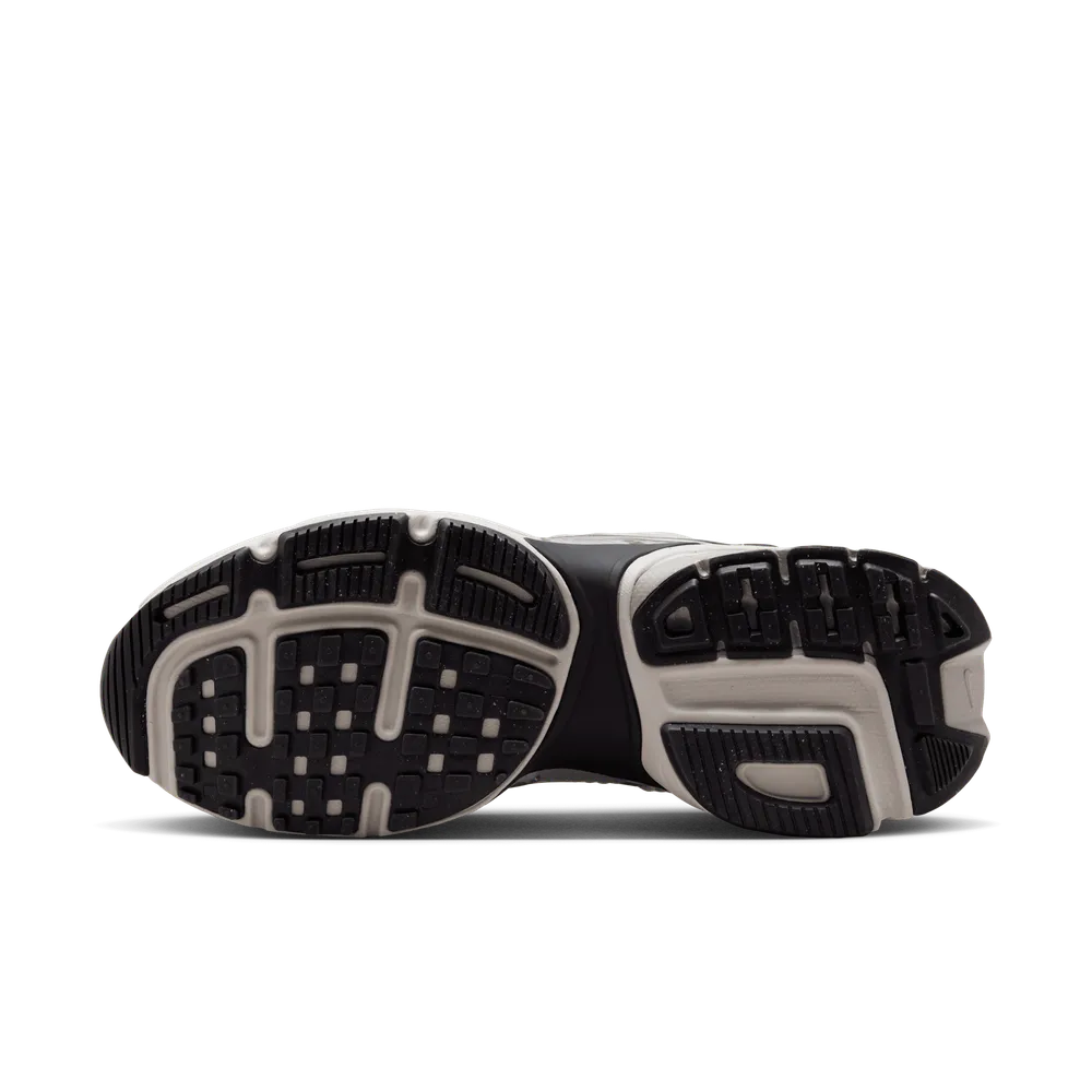 B4B2B7_Nike-V2k-Run-WMNS_PURE-PLATINUM-CHROME_FN6703-002_img2