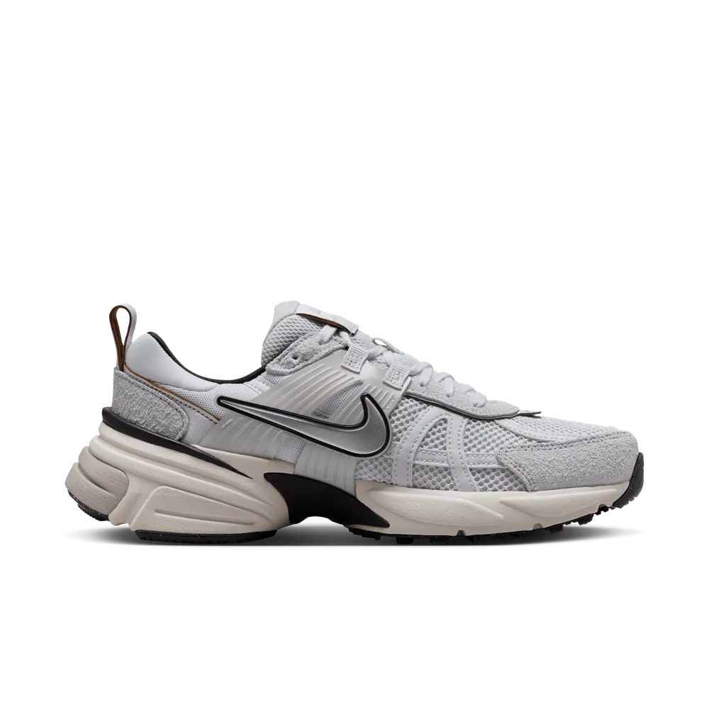 B4B2B7_Nike-V2k-Run-WMNS_PURE-PLATINUM-CHROME_FN6703-002_img3