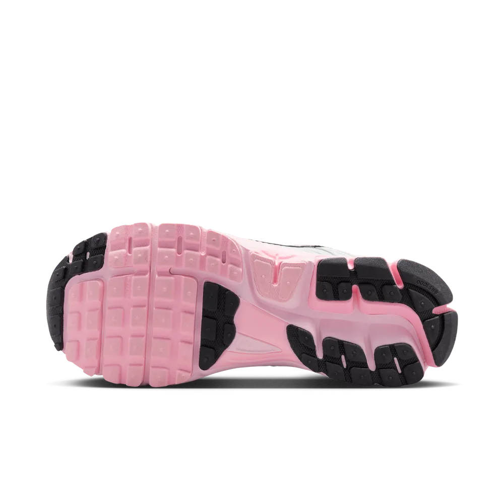 BD7A87_Nike-Zoom-Vomero-5-WMNS_PINK-FOAM_HF1877-001_img1