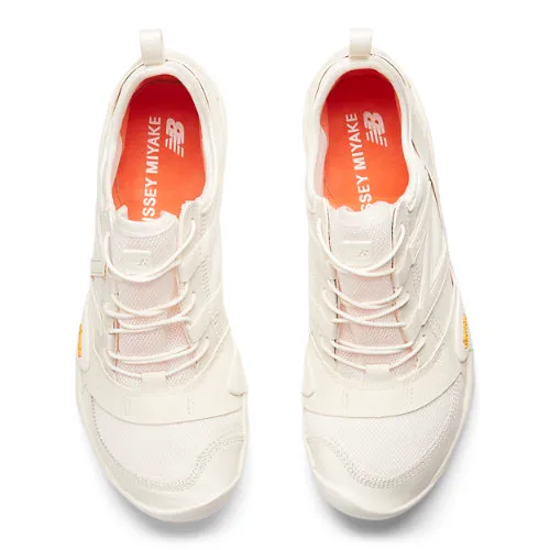 CECBC4_ISSEY-MIYAKE-x-New-Balance-MT10OV1_SEA-SALT-WHITE_MT10OIM_img2
