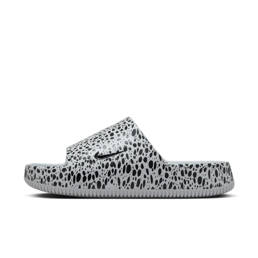 D3D9DB_Nike-Calm-Slide_SAFARI-FOOTBALL-GREY_HF1067-001_img1