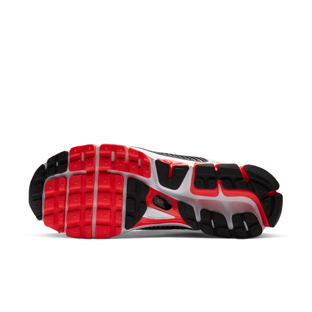 C91724_Nike-Zoom-Vomero-5-SE_BRIGHT-CRIMSON_CZ8667-600_img1