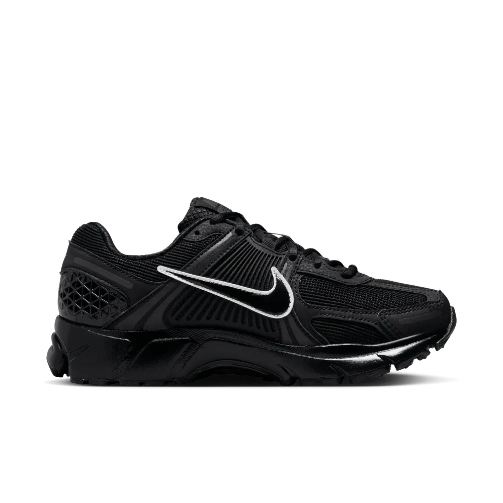 050709_Nike-Zoom-Vomero-5-WMNS_BLACK-WHITE_HM9986-001_img3
