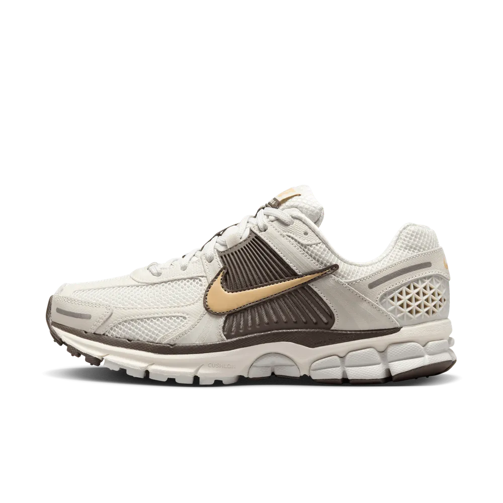 CAC8BD_Nike-Zoom-Vomero-5-WMNS_LIGHT-BONE-IRONSTONE_HM9657-001_img1