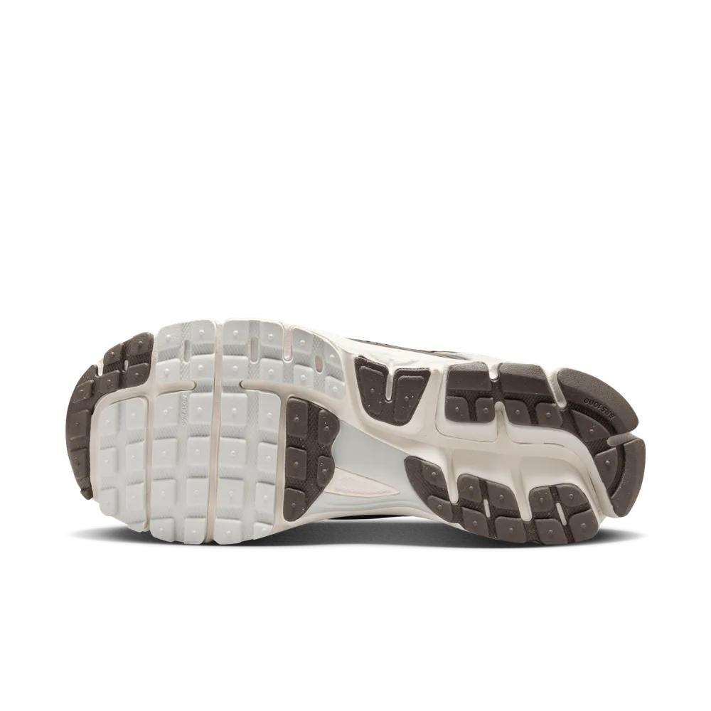 CAC8BD_Nike-Zoom-Vomero-5-WMNS_LIGHT-BONE-IRONSTONE_HM9657-001_img2