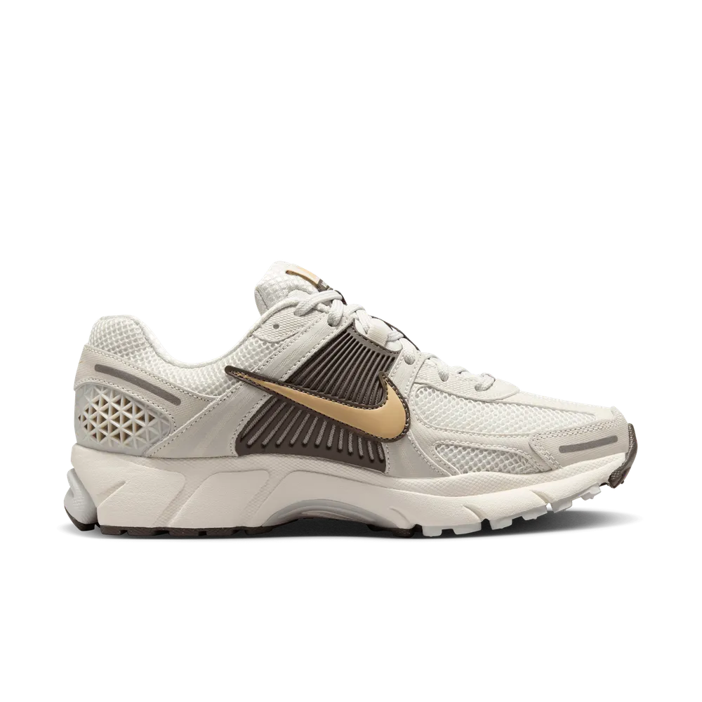 CAC8BD_Nike-Zoom-Vomero-5-WMNS_LIGHT-BONE-IRONSTONE_HM9657-001_img3