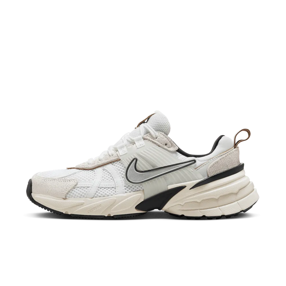 EBDED5_Nike-V2k-Run_SUMMIT-WHITE-LIGHT-OREWOOD-BROWN_FN6703-100_img0