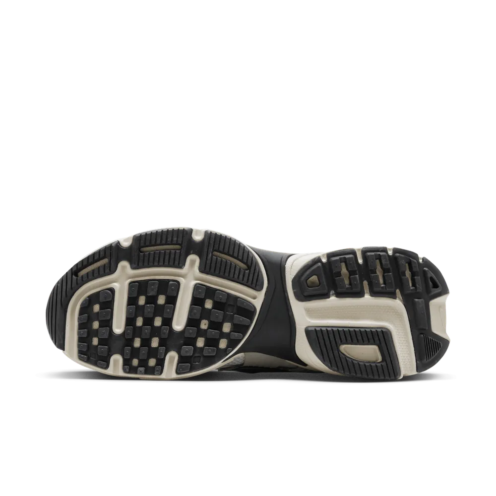 EBDED5_Nike-V2k-Run_SUMMIT-WHITE-LIGHT-OREWOOD-BROWN_FN6703-100_img1