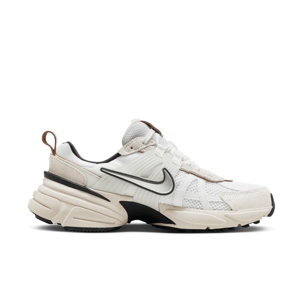 EBDED5_Nike-V2k-Run_SUMMIT-WHITE-LIGHT-OREWOOD-BROWN_FN6703-100_img2