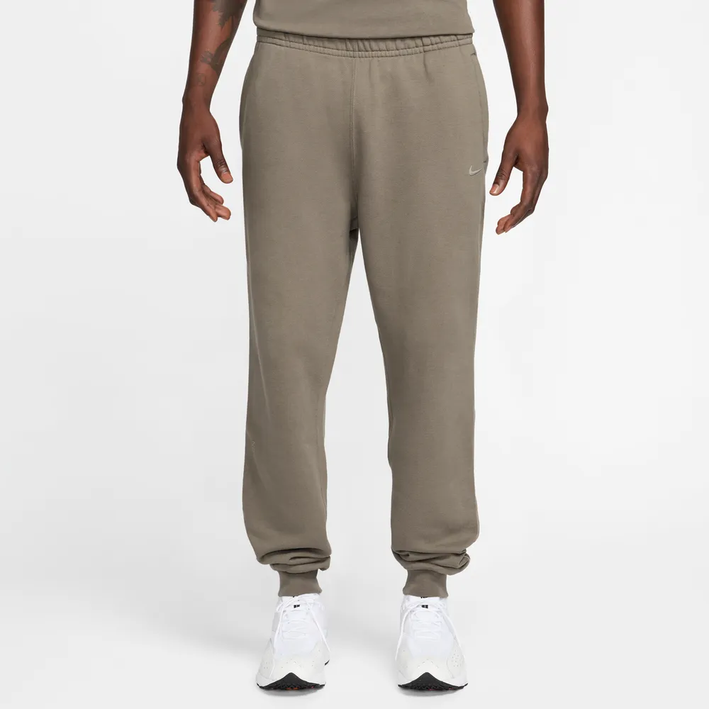 6F6156_NOCTA-x-Nike-Fleece-Joggers_BROWN-GREY_FN7661-040_img1