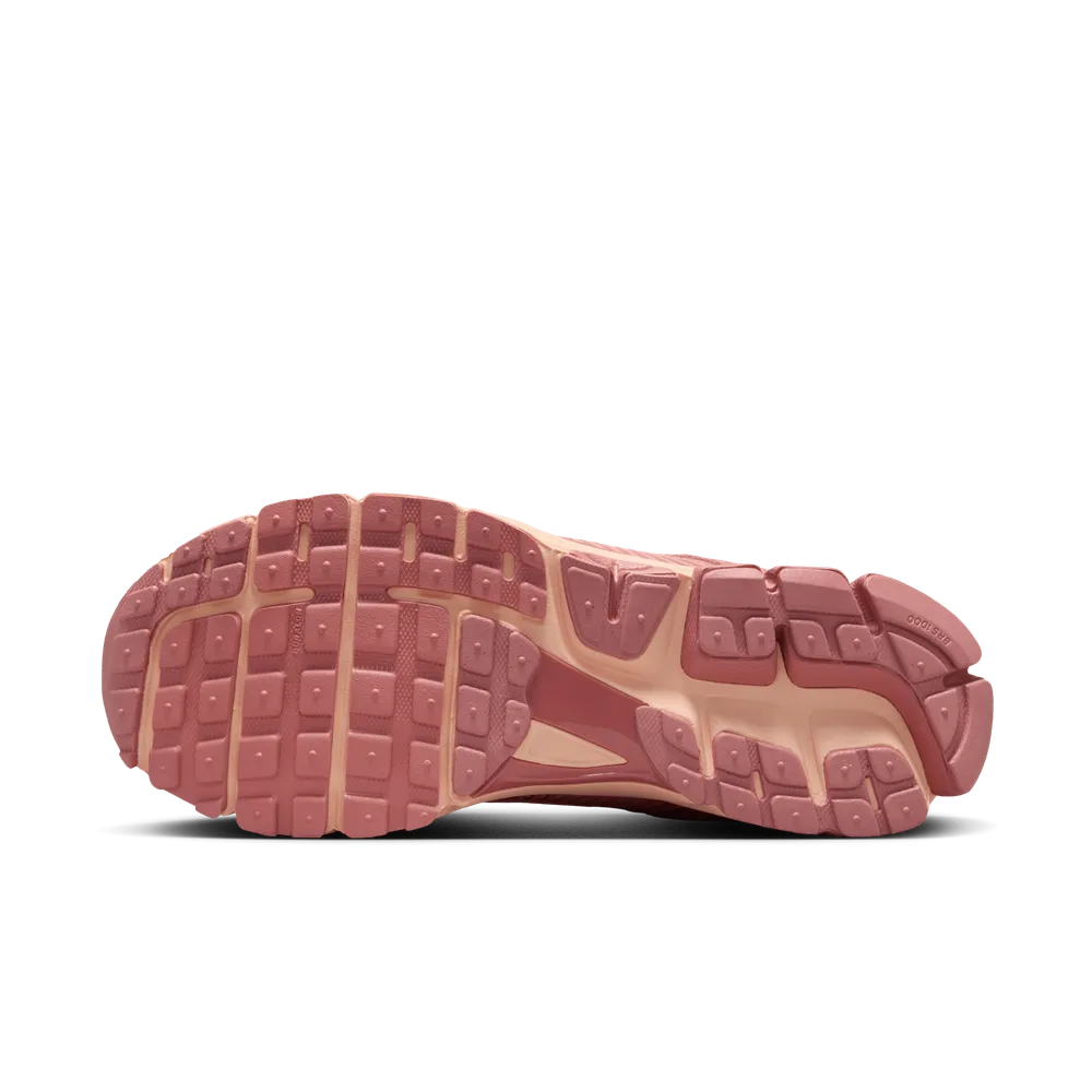 C47A79_Nike-Zoom-Vomero-5_RED-STARDUST_HF1553-600_img1