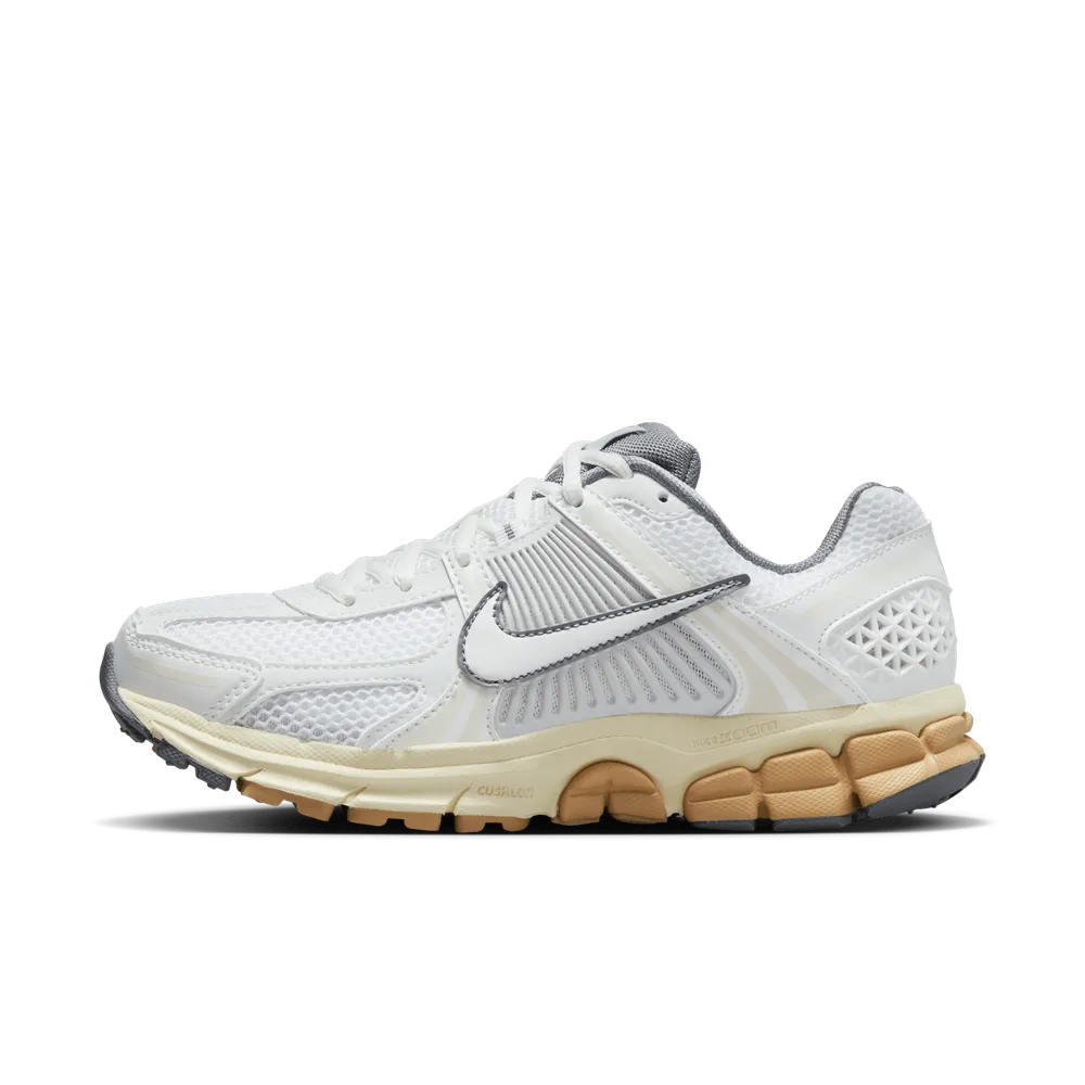 55585D_Nike-Zoom-Vomero-5_WHITE-GREY_FJ2028-101_img1