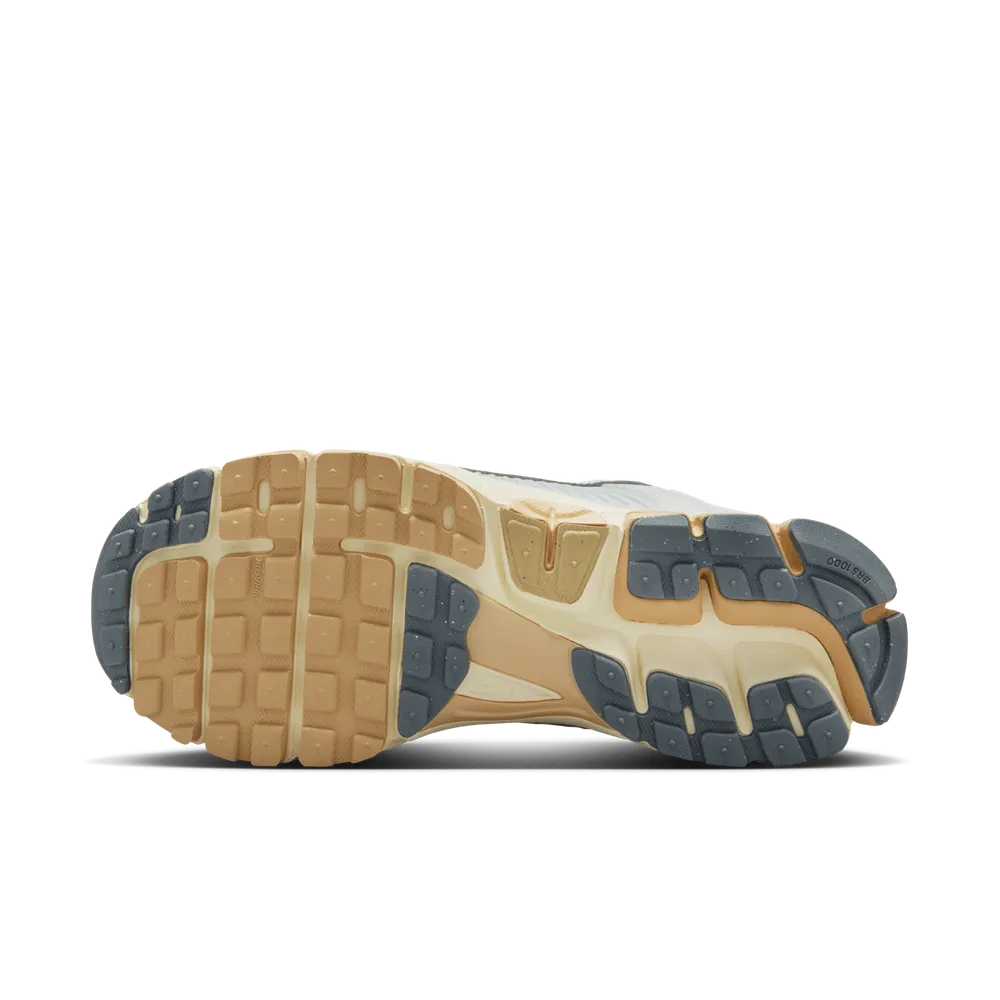 55585D_Nike-Zoom-Vomero-5_WHITE-GREY_FJ2028-101_img2