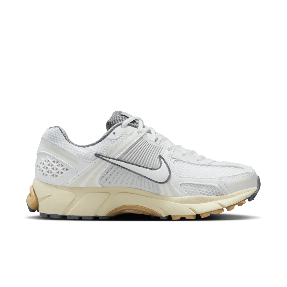 55585D_Nike-Zoom-Vomero-5_WHITE-GREY_FJ2028-101_img3