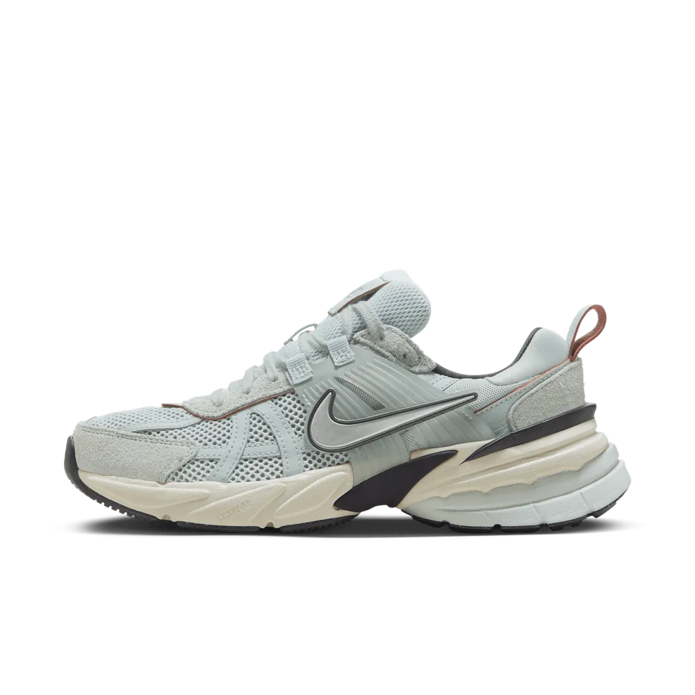 8B9597_Nike-V2K-Run_LIGHT-PUMIC_FN6703-003_img0
