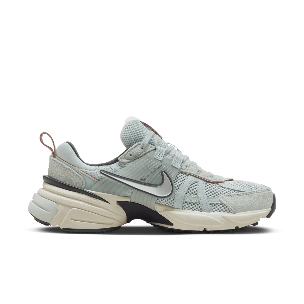 8B9597_Nike-V2K-Run_LIGHT-PUMIC_FN6703-003_img2