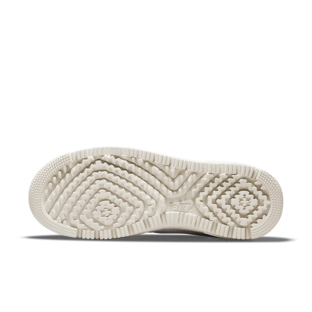 000000_Nike-Air-Force-1-Luxe_SUMMIT-WHITE_DD9605-100_img1