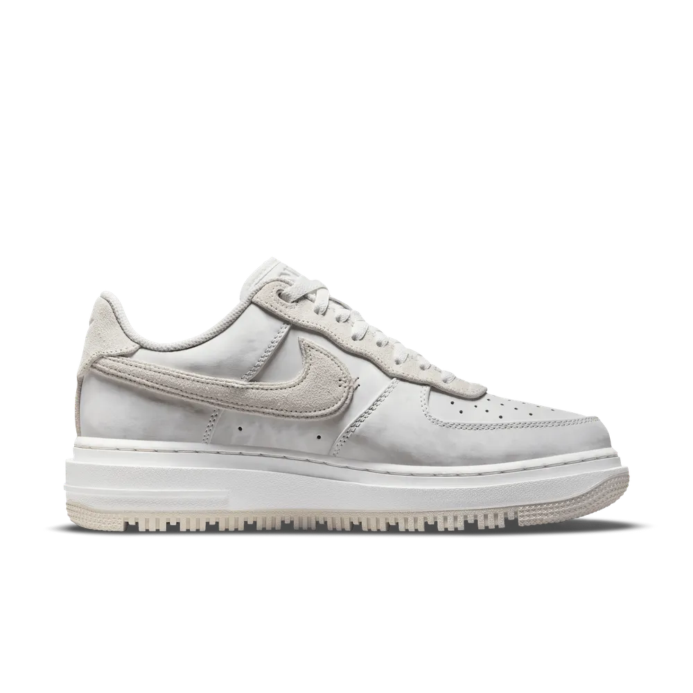 000000_Nike-Air-Force-1-Luxe_SUMMIT-WHITE_DD9605-100_img2